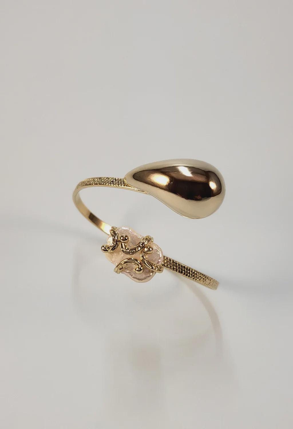 Teardrop Pearl Gold Bracelet