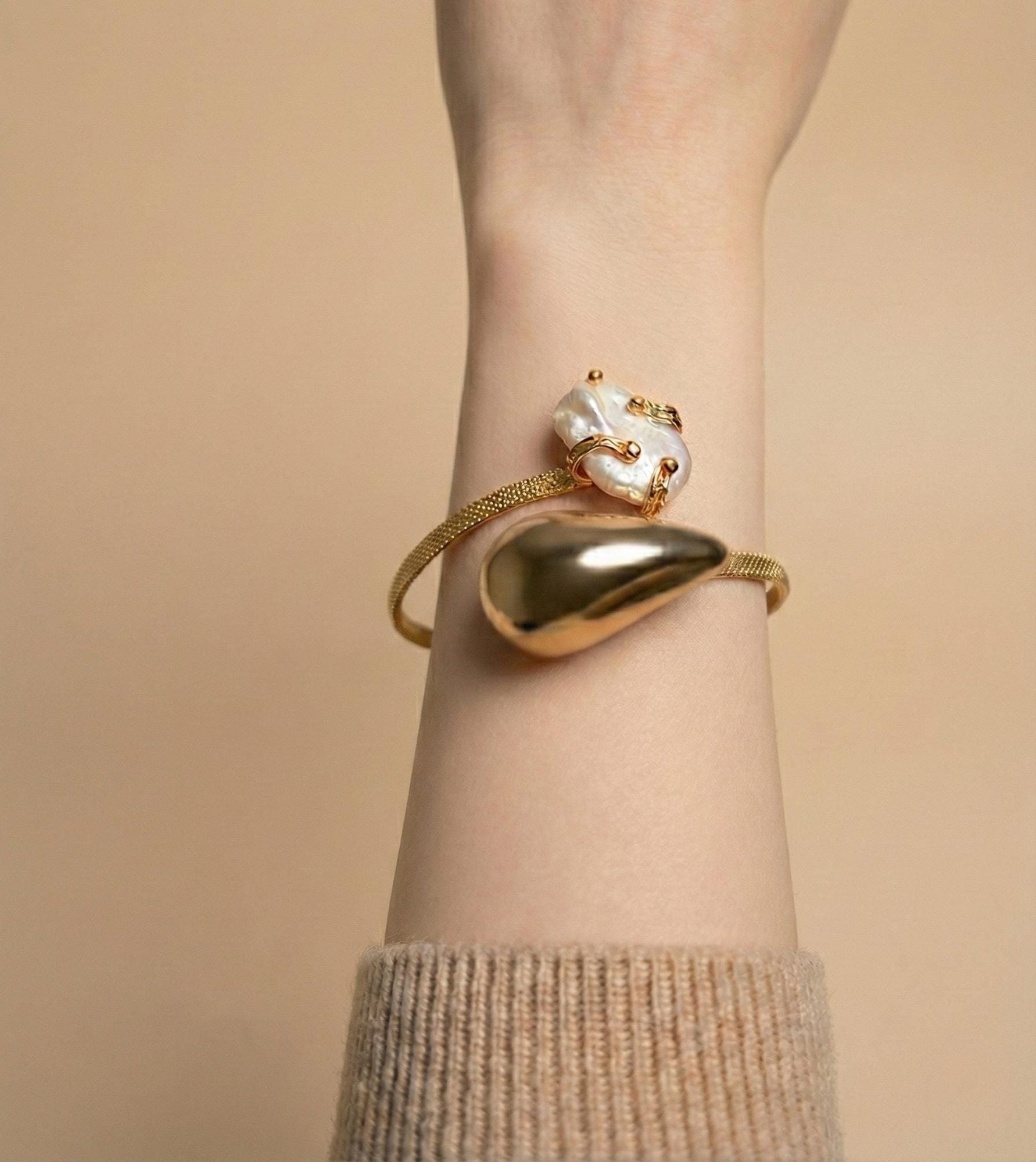 Teardrop Pearl Gold Bracelet